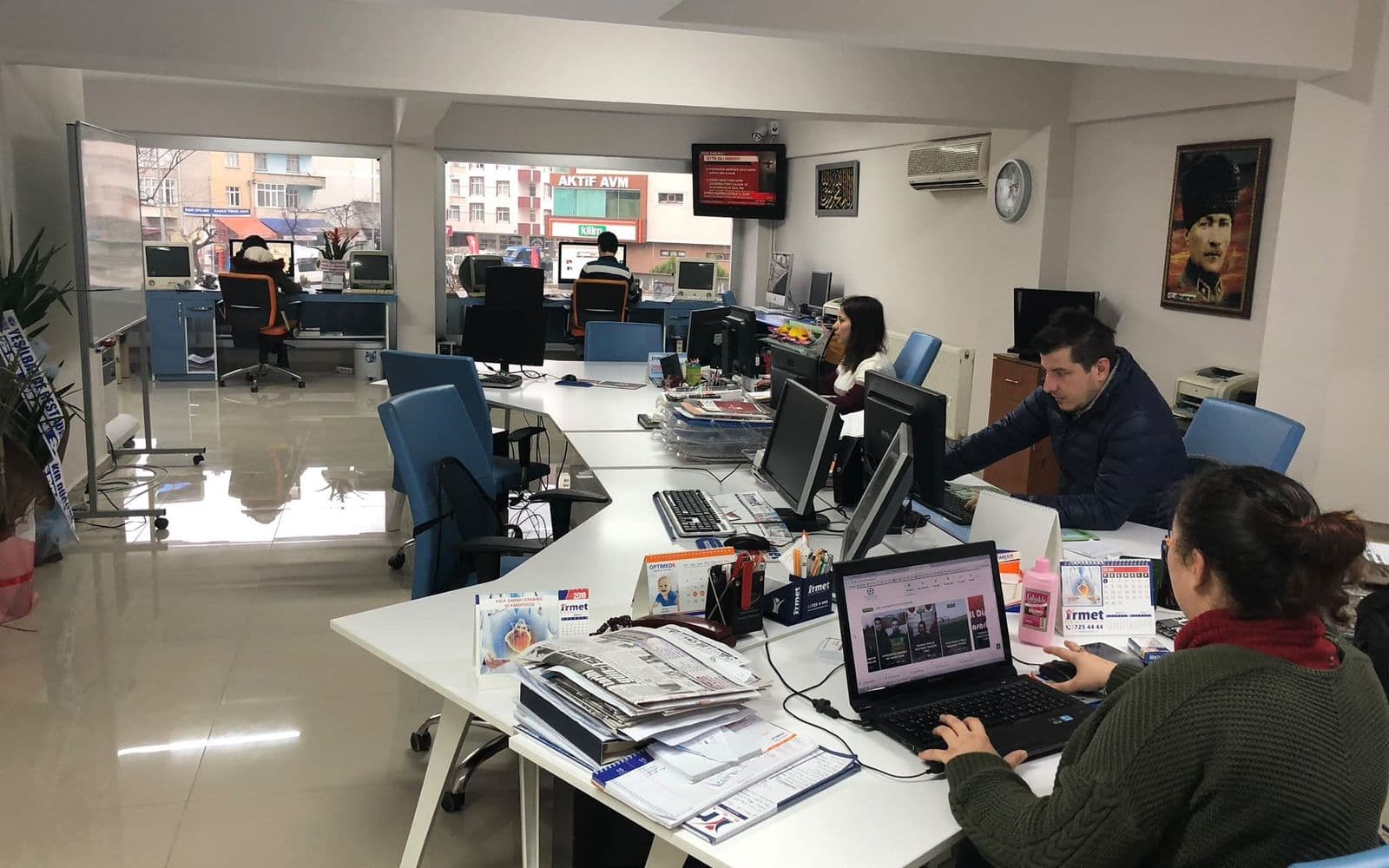 Alp Ajans haber merkezi: editörler ve muhabirler çalışırken