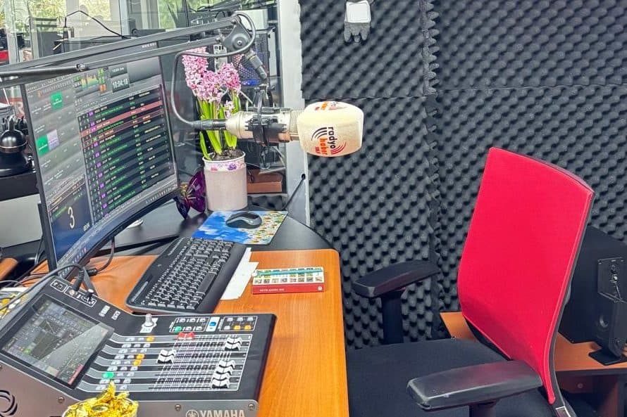 Radyo Haber stüdyosu: mikrofon, yayın ekranı ve mikser